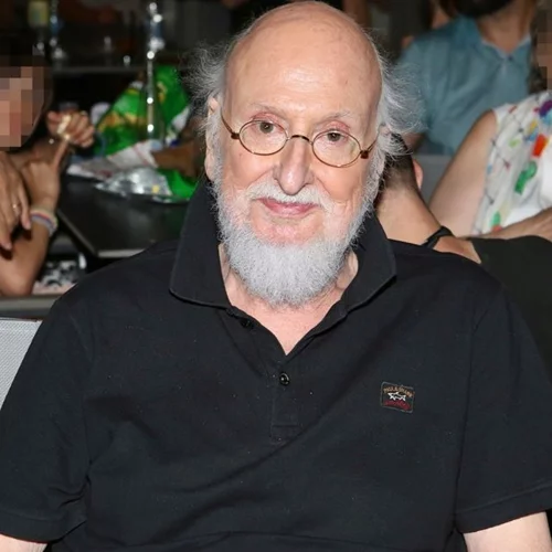 Ο Διονύσης Σαββόπουλος στο θέατρο με τη σύζυγό του - Τα ιδιαίτερα και super chic σκουλαρίκια της Άσπας Σαββοπούλου