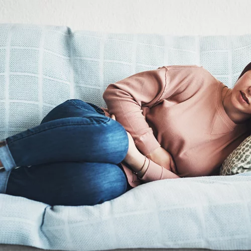 Πόνοι περιόδου | Μπορούμε να βάλουμε τέλος με τη σωστή διατροφή;