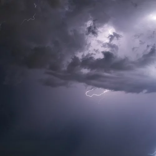 Βάρη | Έπεσαν 270 κεραυνοί μέσα σε μια ώρα - Ξέσπασε φωτιά σε έξι σημεία