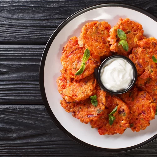 Οι ντοματοκεφτέδες Σαντορίνης του Άκη Πετρετζίκη που πρέπει να δοκιμάσεις