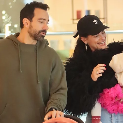 Σάκης Τανιμανίδης - Χριστίνα Μπόμπα | Όλο χαμόγελα με τις κόρες τους σε οικογενειακή εξόρμηση