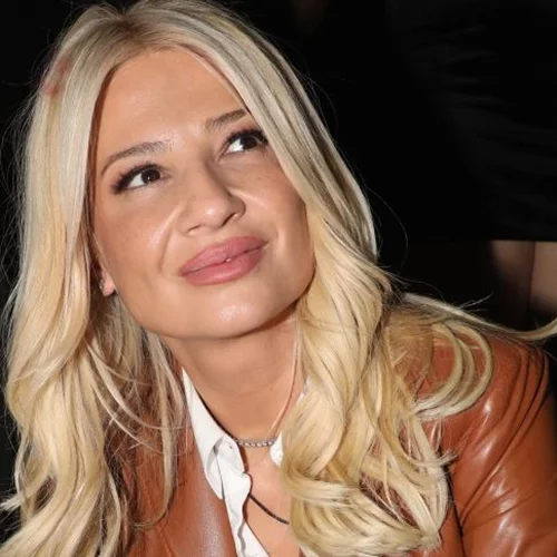 Η Φαίη Σκορδά δέχεται θερμά συλλυπητήρια