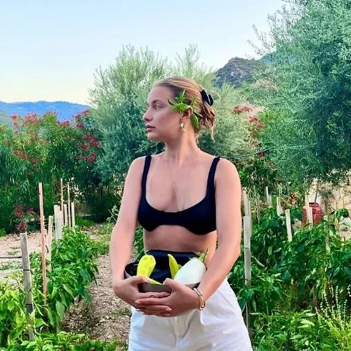 Φυσική ομορφιά η Ντόρα Μακρυγιάννη | Σε μποστάνι φιλικού της ζευγαριού