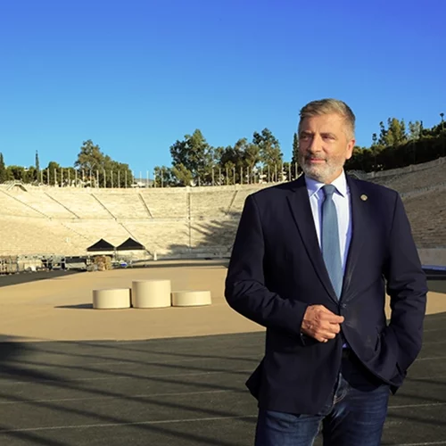 Χριστουγεννιάτικες μελωδίες, κάλαντα και ευχές πλημμύρισαν το γραφείο του περιφερειάρχη Αττικής