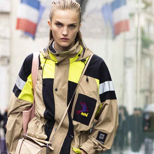 Mα ταιριάζουν αυτές οι μπότες με φούστα; Το "άσχημο" ζευγάρι παπούτσια που είναι παντού φέτος