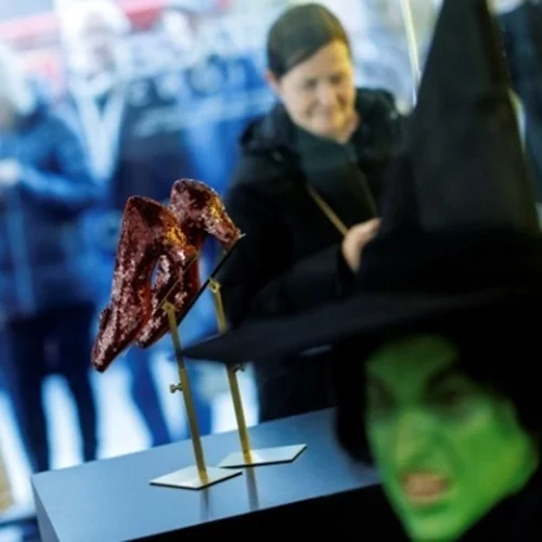 Το εμβληματικό καπέλο της Κακιάς Μάγισσας του Οζ βγαίνει σε δημοπρασία