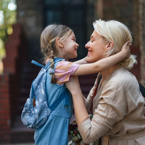 Πώς θα βοήθησεις το μικρό παιδί να σου μιλήσει για τη μέρα του στο σχολείο