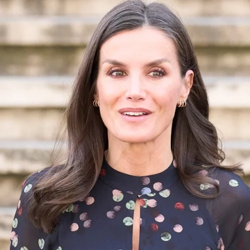 Βασίλισσα Letizia | Με εμπριμέ φόρεμα από τη Massimo Dutti που είναι ιδανικό για την άνοιξη