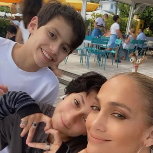 "Μου διδάξατε το πραγματικό νόημα της ζωής" | Το συγκινητικό βίντεο της Jennifer Lopez για τα παιδιά της