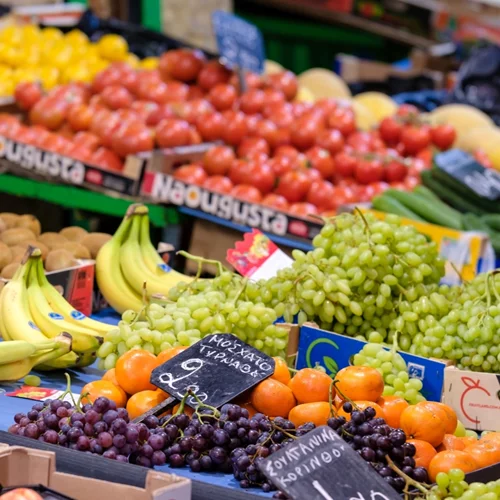 Αγίου Πνεύματος: Τι ισχύει για καταστήματα, σούπερ μάρκετ, φαρμακεία, τράπεζες