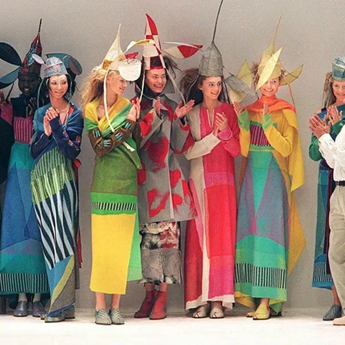 Πέθανε ο Issey Miyake | Ποιος ήταν ο Ιάπωνας σχεδιαστής που δεν σταμάτησε ποτέ να καινοτομεί