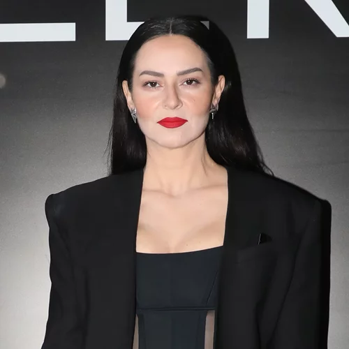 Ζενεβιέβ Μαζαρί | Φωτογραφίζεται αγκαλιά με τον Πάνο Ιωαννίδη στο νέο του εστιατόριο