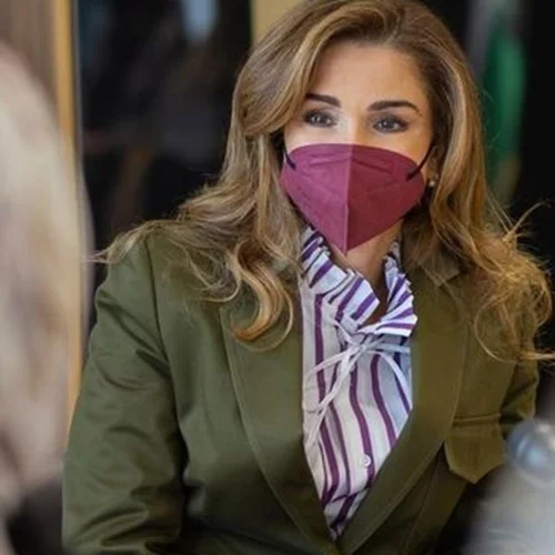 Η βασίλισσα Ράνια εμφανίστηκε με χακί κοστούμι και δημιούργησε το τέλειο office look