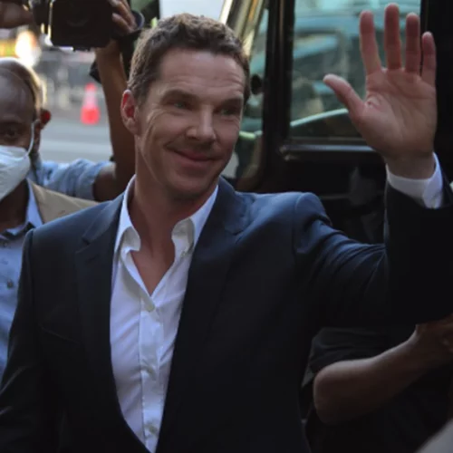 Benedict Cumberbatch | Ύψωσε την ουκρανική σημαία σε φεστιβάλ κινηματογράφου