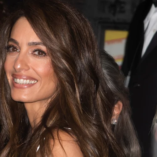 Safari Waves | Το ανάλαφρο χτένισμα της Amal Clooney χαρίζει πλούσιο όγκο ακόμα και στα πιο λεπτά μαλλιά