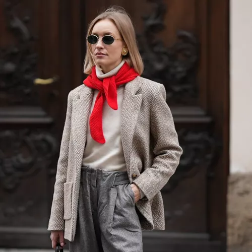 Φέτος τον χειμώνα, ξέχνα τα κλασικά κασκόλ | Αυτό το αξεσουάρ φορούν οι fashionistas