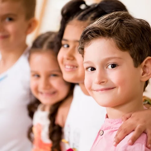 5 βήματα για να βοηθήσουμε τα παιδιά να κάνουν φίλους στο νέο τους σχολείο