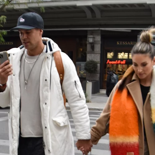 Αθηνά Οικονομάκου - Μπρούνο Τσερέλα | Πιασμένοι χέρι χέρι στο κέντρο της Αθήνας