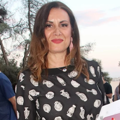 Πανύψηλη και γλυκύτατη | Η κόρη της Άννας Δρούζα και του Νίκου Οικονόμου πήρε το πτυχίο της