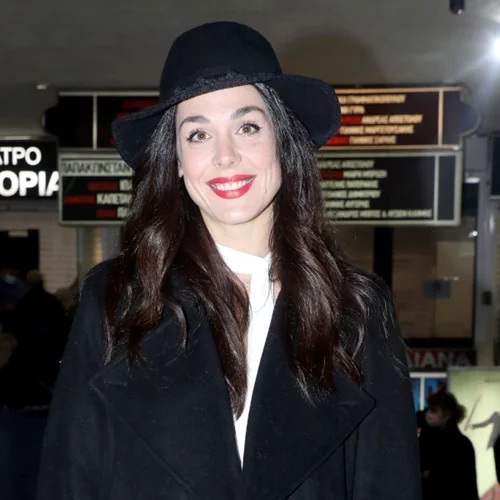 Η σπάνια εμφάνιση της Ιωάννας Τριανταφυλλίδου θα σε πείσει πως τα κοστούμια δεν είναι καθόλου βαρετά