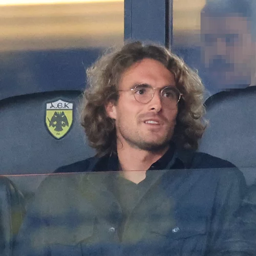 Στέφανος Τσιτσιπάς | Η οικογενειακή έξοδος στο γήπεδο μετά την αφαίρεση του διπλώματός του