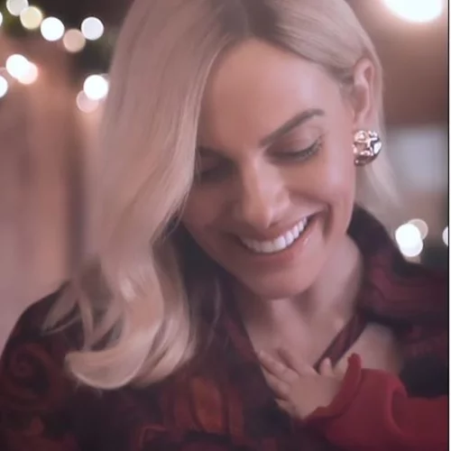 Ιωάννα Μαλέσκου | Φωτογραφίζει την 7 μηνών κόρη της στο υπέροχα στολισμένο σπίτι τους