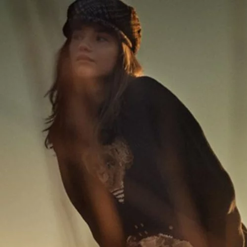 Η Meghan Roche φωτογραφίζεται για το Harper's Bazaar Greece