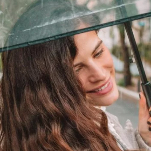 Χριστίνα Μπόμπα | Η βόλτα της εγκυμονούσας στη βροχερή πόλη (pics)