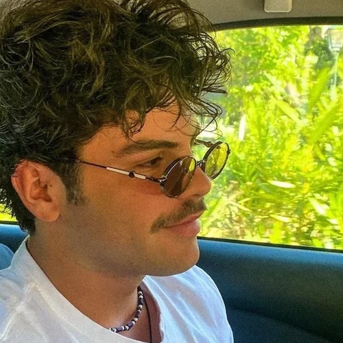 Με baggy jeans και φούτερ με κουκούλα | Η street style εμφάνιση του Άγγελου Λάτσιου