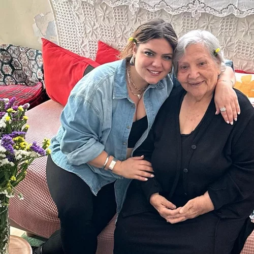 Δανάη Μπάρκα | Τα συγκινητικά λόγια για τη γιαγιά της "Η γιαγιά μου είναι η πιο ωραία αγκαλιά σε ολόκληρο τον πλανήτη"