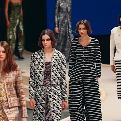 Βολάν, κρόσσια και δαντέλα | Οι τάσεις που ξεχωρίσαμε από την Haute Couture SS22 του οίκου Chanel