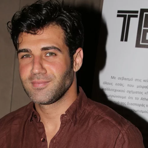 Πέτρος Ιακωβίδης | Φωτογραφίες από το μοντέρνο σπίτι του τραγουδιστή στην Αθήνα