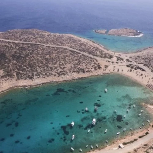 Αμοργός: Το απέραντο γαλάζιο που αντιστέκεται στην τουριστική κάμψη και διατηρεί την αυθεντικότητά του