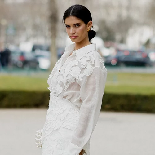 5 λευκά φορέματα από τη Zara που θα βρεις με 50% έκπτωση και θα φοράς non stop