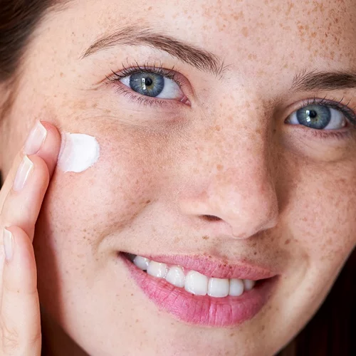 Οι 7 καλύτερες κρέμες για σπυράκια που θα βρεις στο φαρμακείο της γειτονιάς σου