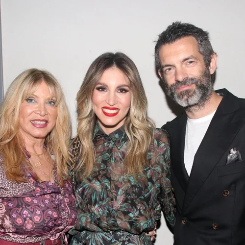 Αθηνά Οικονομάκου | Ο Φίλιππος Μιχόπουλος και η μητέρα της στη θεατρική της πρεμιέρα