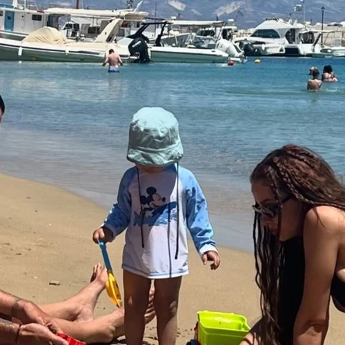 Ελένη Φουρέιρα & Αλμπέρτο Μποτία με τα κουβαδάκια στην αμμουδιά | Η νέα φωτογραφία με τον Ερμή της