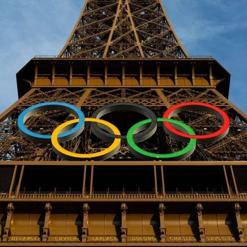 Η τελετή λήξης των Ολυμπιακών Αγώνων ξεκίνησε | Eμμανουήλ Καραλής και Ευαγγελία Πλατανιώτη με την Ελληνική σημαία