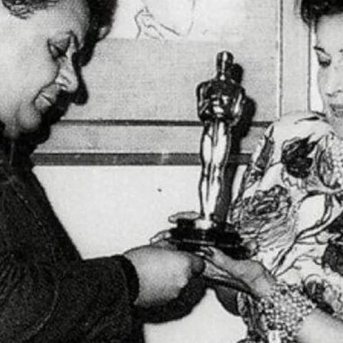 "Το Όσκαρ το πήρα ερήμην μου" Ο Μάνος Χατζιδάκις πέταξε στα σκουπίδια το χρυσό αγαλματίδιο