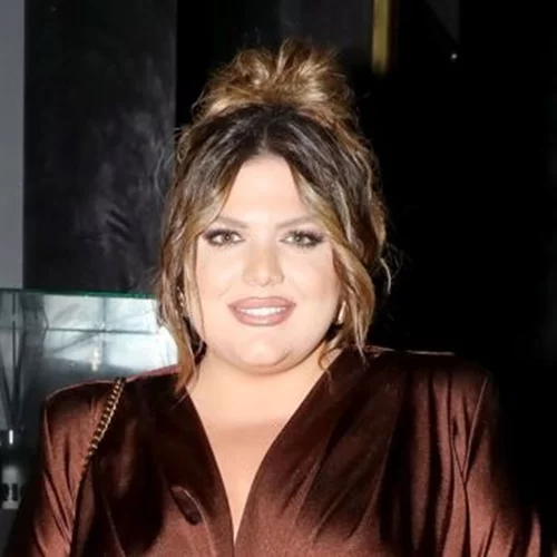 Δανάη Μπάρκα | Στη Μαρινέλλα με καφέ σατέν φόρεμα που "αγκάλιασε" τις καμπύλες της