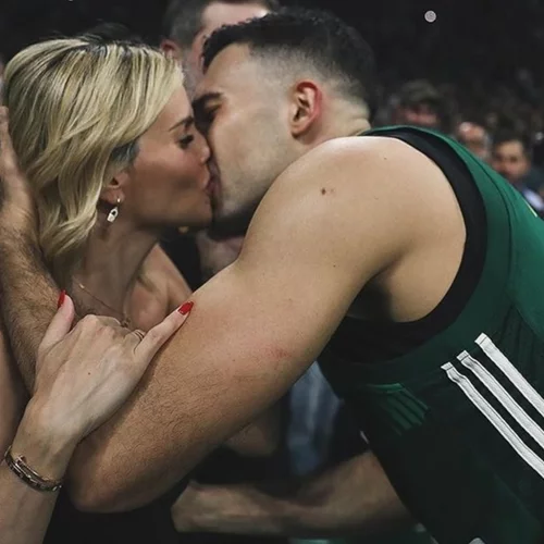 Κώστας Σλούκας | Το τρυφερό φιλί στη Μαρία Δαρσινού και την κόρη του, Βαλέρια μετά τη νίκη της Εθνικής