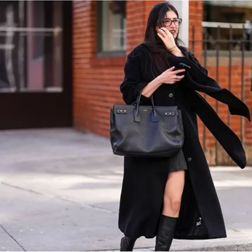 Πώς θα δείχνεις κομψή κρατώντας μια μεγάλη τσάντα