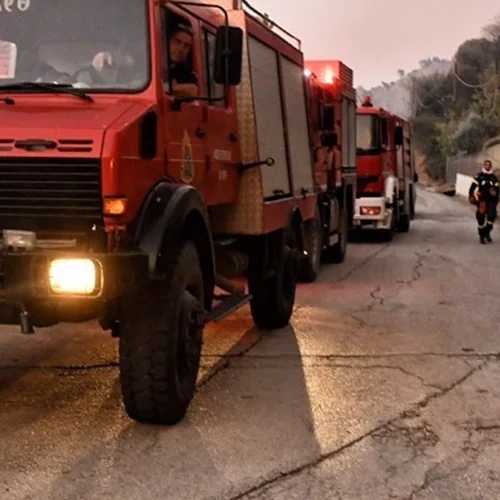 Συνεχίζεται η μάχη με τη φωτιά στο Ξυλόκαστρο - Αποκαταστάθηκε η κυκλοφορία των οχημάτων στον αυτοκινητόδρομο Κορίνθου-Πατρών