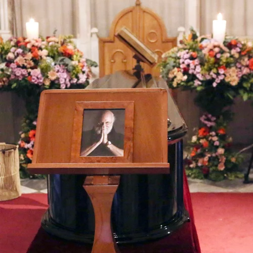 Σήμερα η κηδεία του Διονύση Σαββόπουλου - Σε λαϊκό προσκύνημα η σορός του στη Μητρόπολη Αθηνών