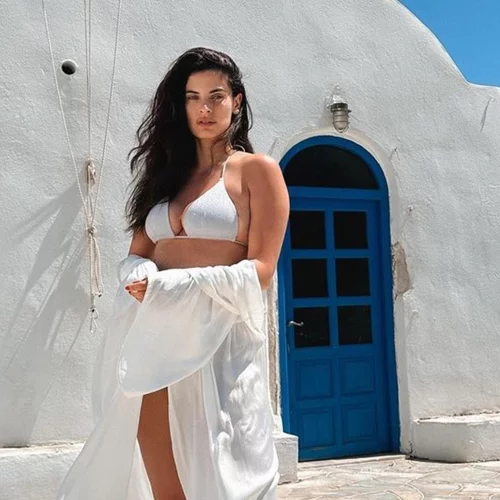 Χριστίνα Μπόμπα | Το girly island look της με ολόσωμο μαγιό που θέλουμε να αντιγράψουμε