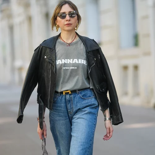 5 t-shirt με logo που μπορείς να αποκτήσεις τώρα στις εκπτώσεις