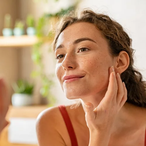 Πώς να δημιουργήσεις φακίδες στην επιδερμίδα σου με προϊόντα μακιγιάζ που σίγουρα έχεις στη συλλογή σου