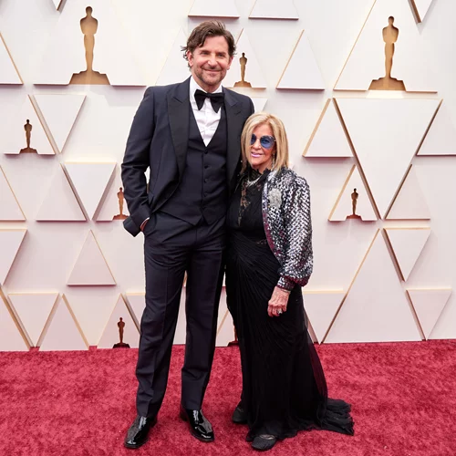 Oι stars του Hollywood που δεν κάνουν χωρίς...τη μαμά τους