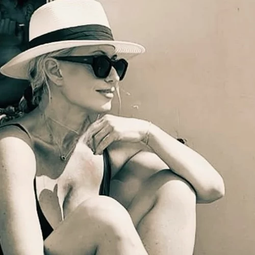 H Μαρία Mπακοδήμου κολυμπάει στη γαλάζια σπηλιά στο Καστελόριζο