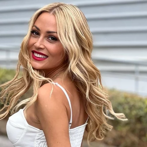 Ελένη Βουλγαράκη | Ο girly τρόπος που φόρεσε ένα crop top πουκάμισο αυτή την εποχή